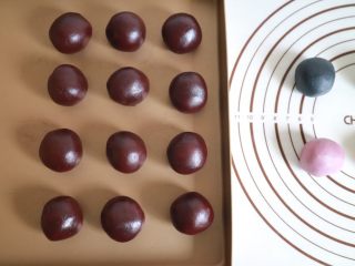 4、彩虹红豆酥,将红豆沙分成35g一个。如果包上咸蛋黄的话，20g/个的红豆沙就行