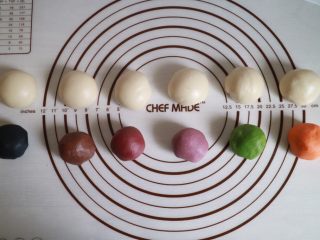 5、彩虹红豆酥,揉好的油皮。也平均分成六份