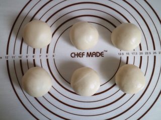 6、彩虹红豆酥,然后将油皮包裹住油酥，记得要用保鲜膜盖住保持油皮湿润