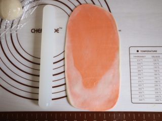 7、彩虹红豆酥,接下来将面团压扁后擀长。越长层次会越多，但是过长的话也不行，烤的时候容易爆开，大约20厘米即可