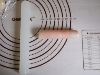 8、彩虹红豆酥,然后从上至下卷起来