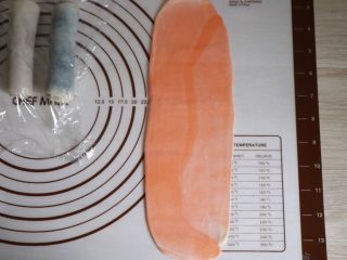 11、彩虹红豆酥,再次擀长，擀的时候要注意大小方正一些，厚薄也要一致