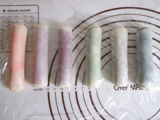 9、彩虹红豆酥,其余颜色同样的擀长卷起，收口朝下，盖上保鲜膜松弛十分钟