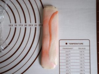 10、彩虹红豆酥,松弛好后，将收口朝上，面团压扁