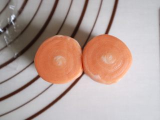 15、彩虹红豆酥,接下来用锋利的刀，将面团从中间一切为二，要一刀切到底，横切面才会平整