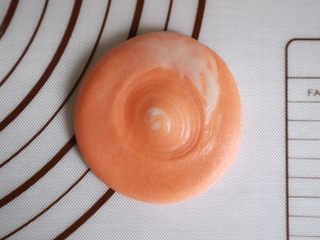 16、彩虹红豆酥,螺旋纹朝上，压扁