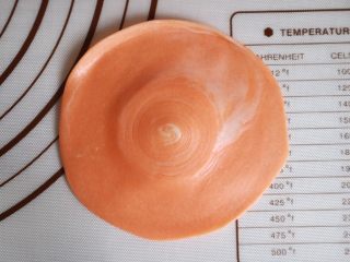 17、彩虹红豆酥,用擀面棍擀圆，中间厚四周薄，花纹保持在正中间