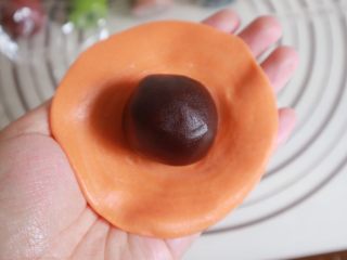 18、彩虹红豆酥,翻面，放上豆沙馅