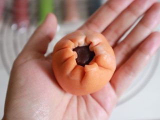 19、彩虹红豆酥,像包汤圆一样将豆沙包裹起来