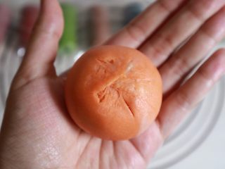 20、彩虹红豆酥,最后收口，多余的小剂子可以拧掉不要