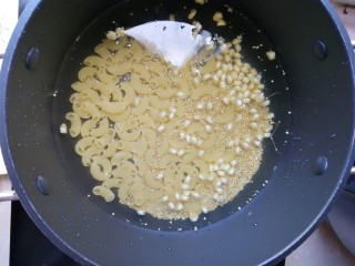 2、火腿彩蔬炒意粉,先把通心粉和玉米粒还有藜麦，一起放锅里加水煮熟