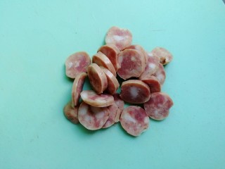 3、火腿彩蔬炒意粉,火腿切片