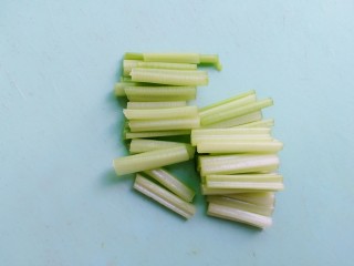 5、火腿彩蔬炒意粉,香芹切段备用