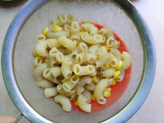 6、火腿彩蔬炒意粉,通心粉煮熟，藜麦煮出芽芽就可以了，全部捞起滤干水分备用