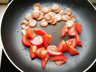 9、火腿彩蔬炒意粉,然后加入番茄