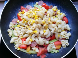 11、火腿彩蔬炒意粉,这时放入滤干水分的通心粉、玉米粒、藜麦。放少许盐。