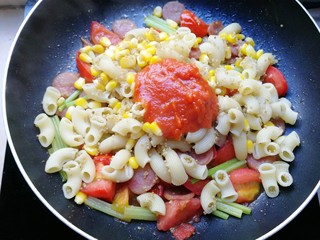 12、火腿彩蔬炒意粉,加两汤匙自制披萨酱（没有的亲可以用番茄酱代替，味道差点点）。