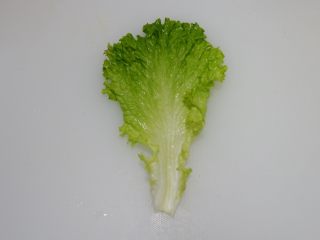 13、卡通面包超人便当「10」,蛋烧放凉的时候，我们来洗一片生菜。