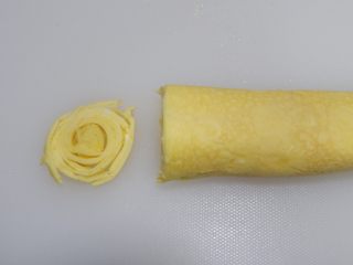 15、卡通面包超人便当「10」,放凉的蛋烧将头尾不整齐的地方切掉。