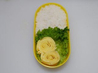 17、卡通面包超人便当「10」,切成跟饭盒高度一样的蛋烧。放入饭盒。