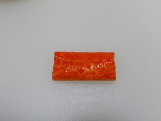 18、卡通面包超人便当「10」,取一段蟹棒，取下红色的一片