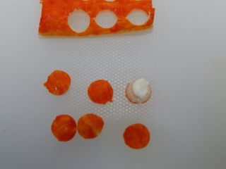 21、卡通面包超人便当「10」,涂抹少许沙拉酱（涂抹一点就可以了，我是为了让大家看清楚，所以挤了一块）