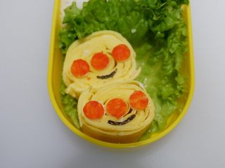 24、卡通面包超人便当「10」,嘴巴，蘸少许沙拉酱粘好