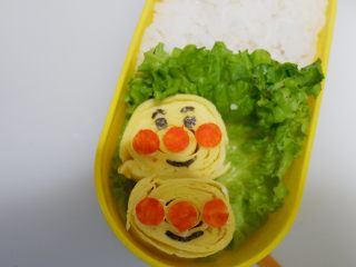 25、卡通面包超人便当「10」,在粘好眼睛。