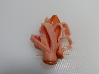 30、卡通面包超人便当「10」,从左向右卷起来，取一段意大利面固定。