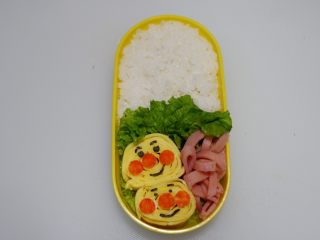 31、卡通面包超人便当「10」,摆入便当盒。