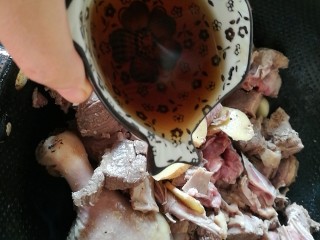 7、夏日滋阴，红糖姜母鸭,倒入料酒翻炒