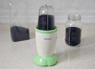 3、微甜不腻的红枣黑芝麻汤圆,熟的黑芝麻用料理机打成粉。