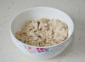 6、微甜不腻的红枣黑芝麻汤圆,用筷子搅拌至无干粉。