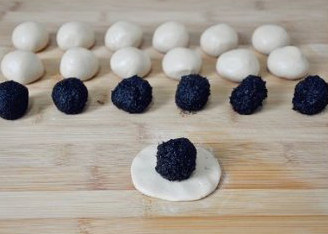 8、微甜不腻的红枣黑芝麻汤圆,将面团均匀揪成小剂子，皮15克/个，馅10克/个，分别在手心里滚圆排列放置待用。