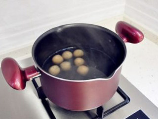 10、微甜不腻的红枣黑芝麻汤圆,锅中水开后放入汤圆，轻轻搅拌后中火煮至汤圆全部漂浮即可捞出。