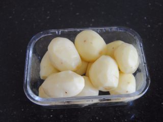 2、迷迭香辣土豆,小土豆去皮