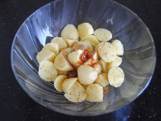 7、迷迭香辣土豆,加入辣椒酱