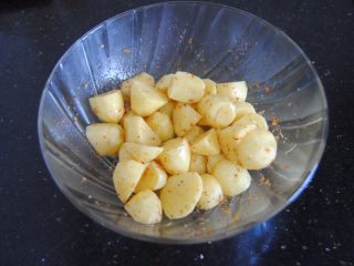 8、迷迭香辣土豆,拌匀