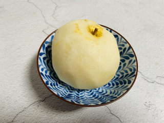 2、苹果雪梨汤,雪梨清洗干净去皮