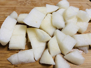 3、苹果雪梨汤,切小块