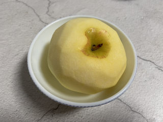 4、苹果雪梨汤,苹果清洗干净去皮