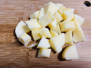 5、苹果雪梨汤,切小块