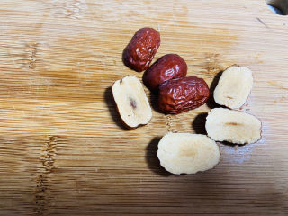 6、苹果雪梨汤,红枣清洗干净去核对半切开