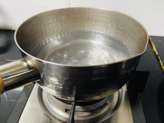 7、苹果雪梨汤,锅中加入适量清水大火烧开