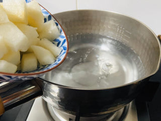 8、苹果雪梨汤,倒入雪梨