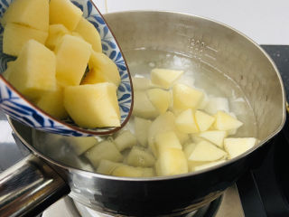 9、苹果雪梨汤,倒入苹果
