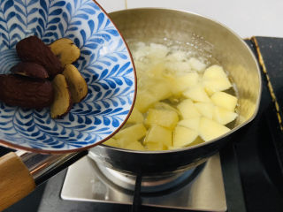 10、苹果雪梨汤,倒入红枣大火煮开转中火煮十五分钟