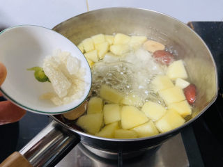 11、苹果雪梨汤,加热冰糖小火煮五分钟
