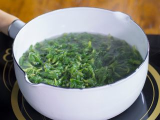 1、清明糍粑,清明草摘净，过水洗干净后焯水。焯水时可以放少许食盐，这样能让清明草的颜色保持翠绿。