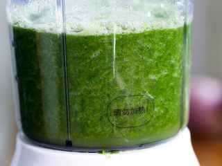 2、清明糍粑,把焯过水的清明草捞出，放一点热水再稍微焯一下，撇去多余的水后倒入榨汁机中把清明草搅碎成清明草汁。